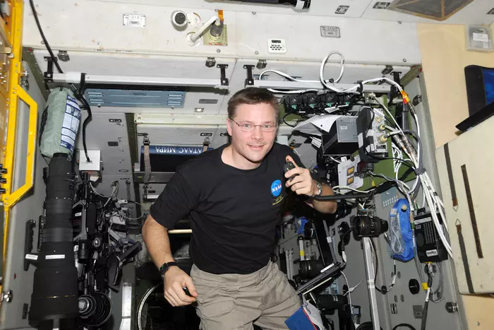 Astronauta Doug Wheelock, KF5BOC obsługuje stację radia amatorskiego na pokładzie stacji satelitarnej ISS, fot. NASA Astronauta