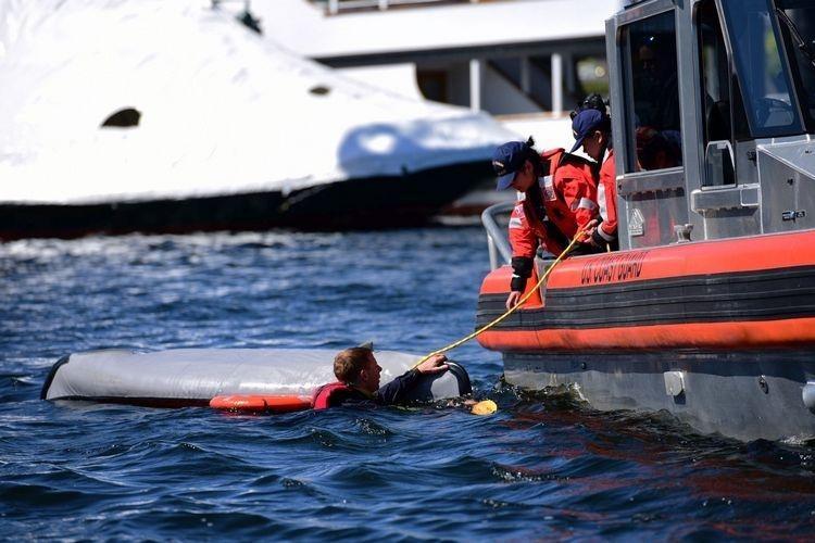 Straż Ochrony Wybrzeża z Seattle ćwiczy akcję ratunkową po wpadnięciu do lodowatej wody, fot. Coast Guard News/Flickr, CC BY-NC-ND Straż Ochrony Wybrzeża